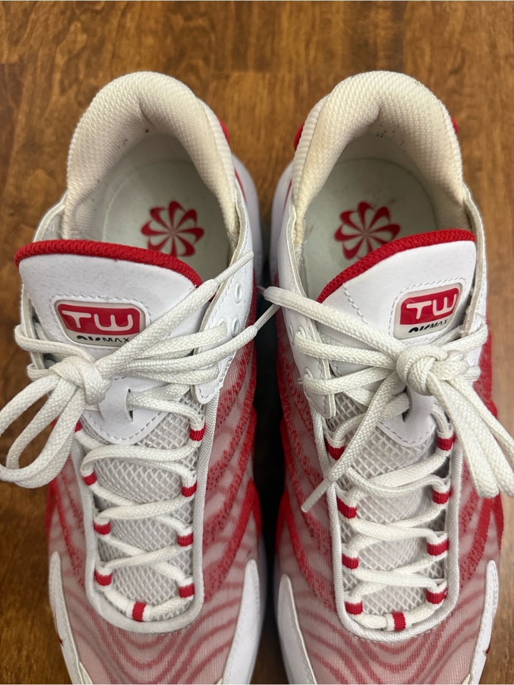Nike Men’s White and Red Wave-Pattern Sneakers - Picture 15 of 15